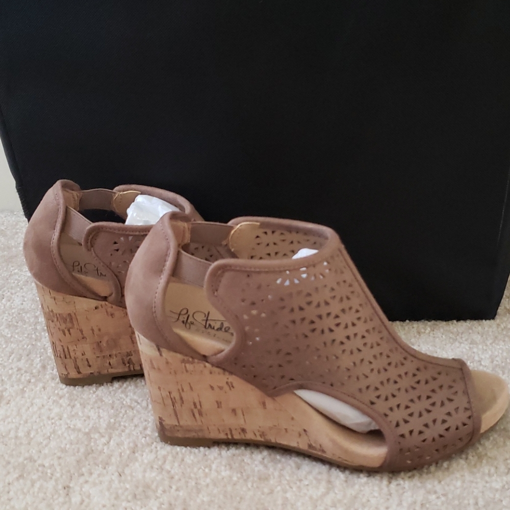 🎄HOLIDAY SALE!🎄Life Stride cork wedge shoes 5.5